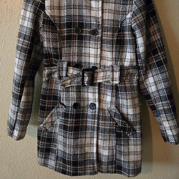 This is a fantastic vintage style coat of beige textured fabric. - Picture 6 of 8